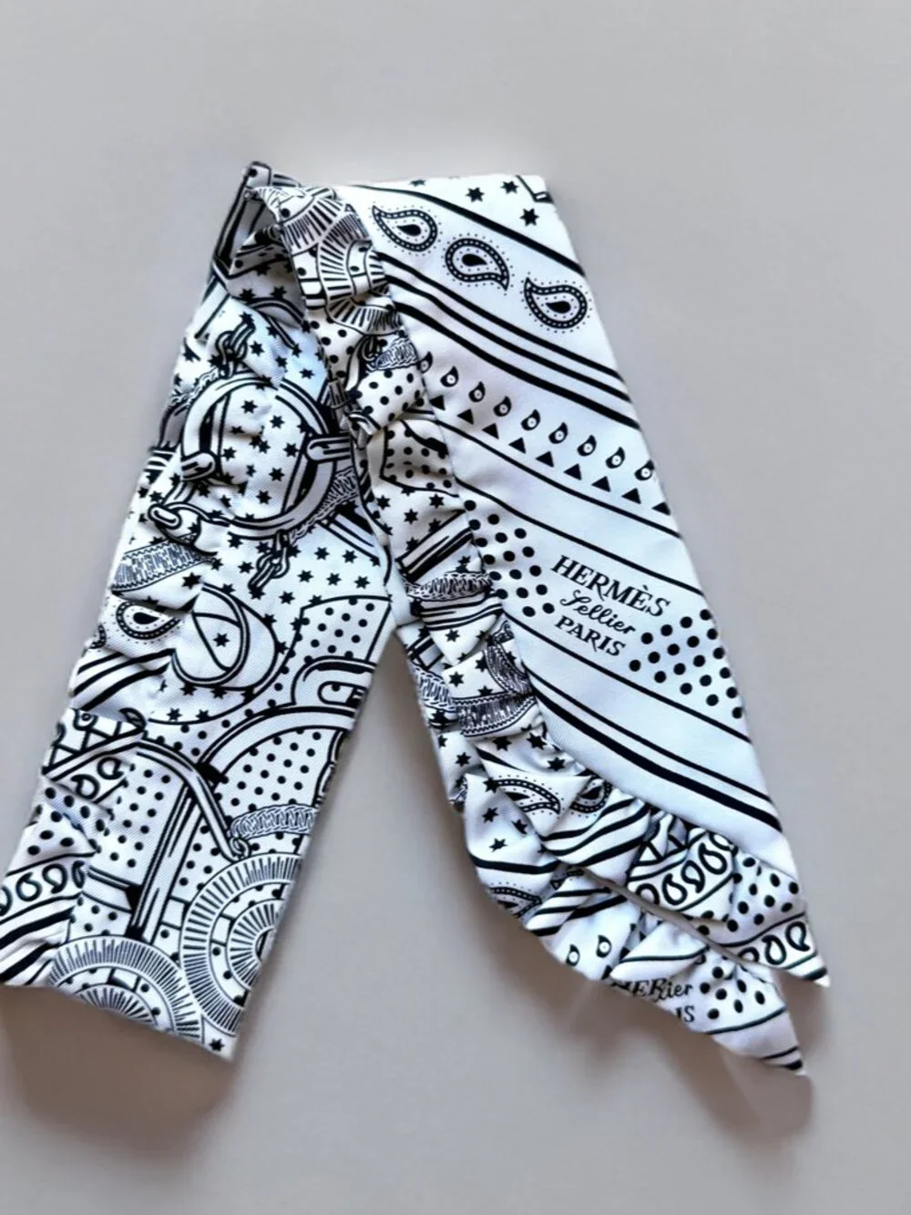 Hermès Black White Éperon d'Or Bandana Ruffled Silk Twilly Scarf